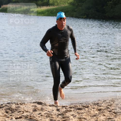 15.06.2025 - 27. Vierlanden-Triathlon Lena Gebhardt http://msf.ph/oto/8045421 15.06.2025 08:39:32 Schwimmen 168 meine-sportfotos.de