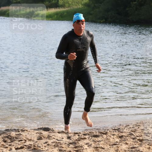 15.06.2025 - 27. Vierlanden-Triathlon Lena Gebhardt http://msf.ph/oto/8045425 15.06.2025 08:39:32 Schwimmen 168 meine-sportfotos.de