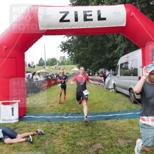 21.06.2025 - 27. Vierlanden-Triathlon MichiJ http://msf.ph/oto/8045426 15.06.2026 13:52:22 Ziel 23, 1112, 1117, 1163 meine-sportfotos.de