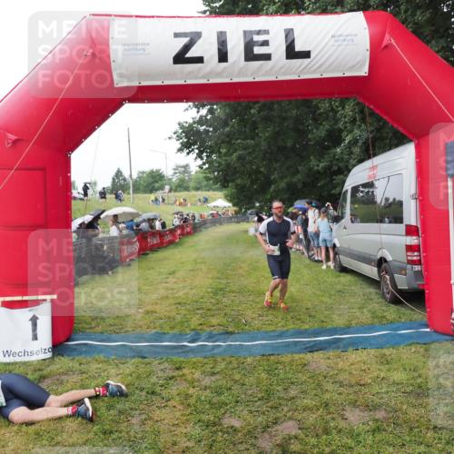 21.06.2025 - 27. Vierlanden-Triathlon MichiJ http://msf.ph/oto/8045442 15.06.2026 13:52:31 Ziel 776 meine-sportfotos.de