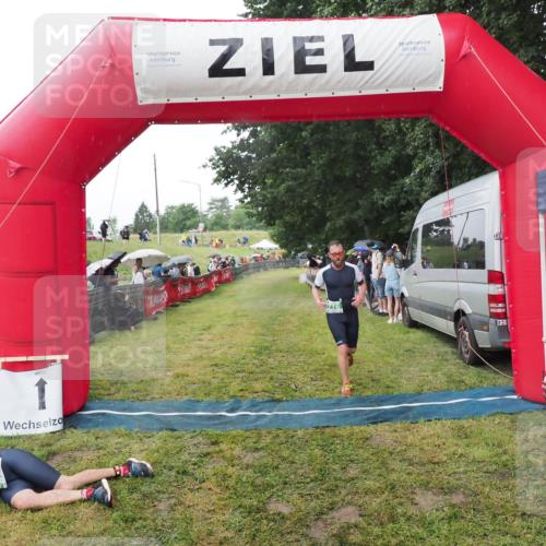 21.06.2025 - 27. Vierlanden-Triathlon MichiJ http://msf.ph/oto/8045446 15.06.2026 13:52:31 Ziel 776 meine-sportfotos.de