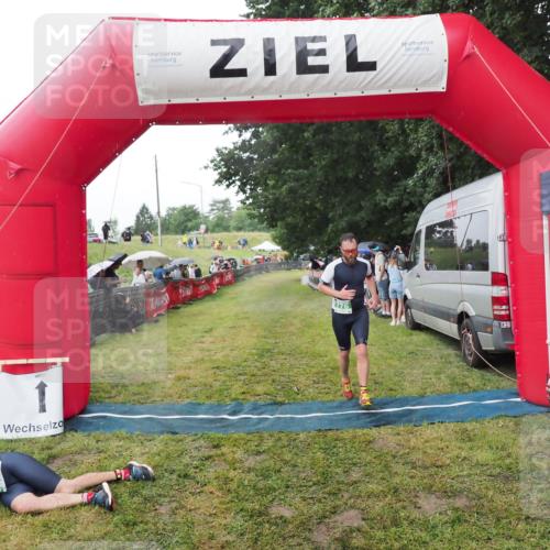 21.06.2025 - 27. Vierlanden-Triathlon MichiJ http://msf.ph/oto/8045450 15.06.2026 13:52:31 Ziel 776 meine-sportfotos.de