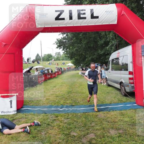 21.06.2025 - 27. Vierlanden-Triathlon MichiJ http://msf.ph/oto/8045452 15.06.2026 13:52:31 Ziel 776 meine-sportfotos.de