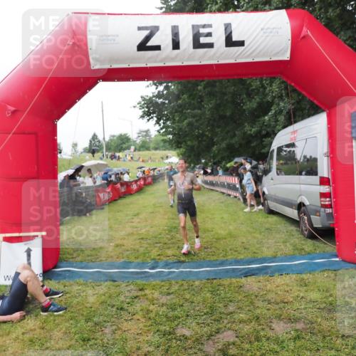 21.06.2025 - 27. Vierlanden-Triathlon MichiJ http://msf.ph/oto/8045482 15.06.2026 13:52:42 Ziel 1123, 1140 meine-sportfotos.de
