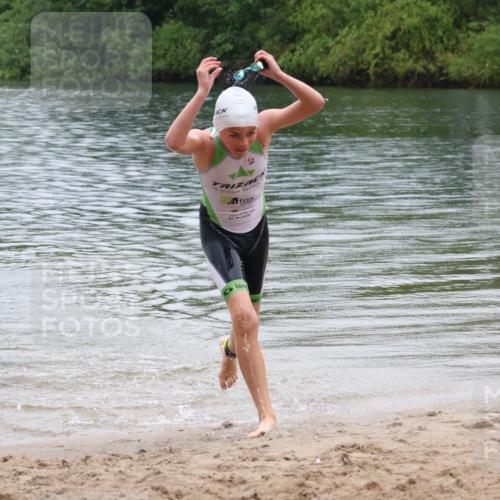 21.06.2025 - 27. Vierlanden-Triathlon Lena Gebhardt http://msf.ph/oto/8045502 15.06.2025 14:50:46 Schwimmen  meine-sportfotos.de