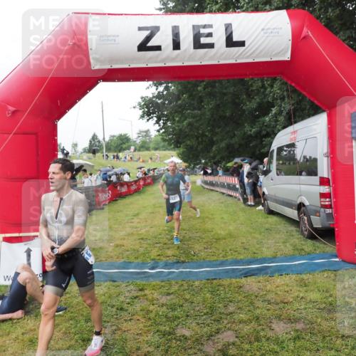 21.06.2025 - 27. Vierlanden-Triathlon MichiJ http://msf.ph/oto/8045503 15.06.2026 13:52:44 Ziel 1123, 1140 meine-sportfotos.de