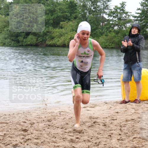 21.06.2025 - 27. Vierlanden-Triathlon Lena Gebhardt http://msf.ph/oto/8045522 15.06.2025 14:50:48 Schwimmen  meine-sportfotos.de