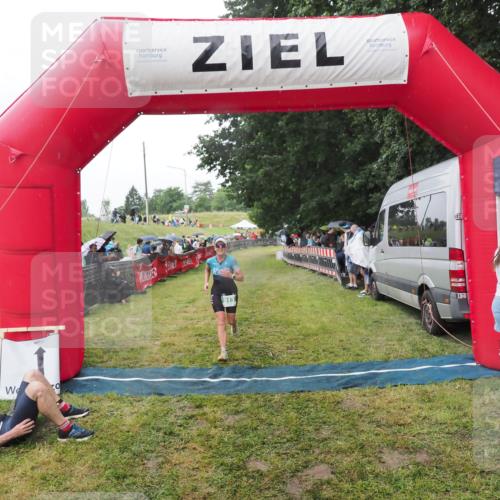 21.06.2025 - 27. Vierlanden-Triathlon MichiJ http://msf.ph/oto/8045525 15.06.2026 13:52:50 Ziel 913, 1140 meine-sportfotos.de