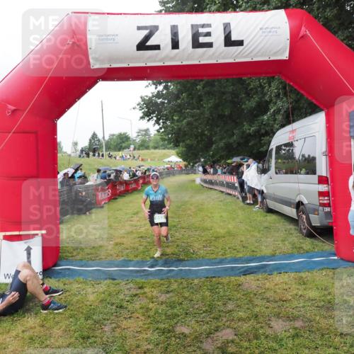 21.06.2025 - 27. Vierlanden-Triathlon MichiJ http://msf.ph/oto/8045527 15.06.2026 13:52:51 Ziel 913, 1140 meine-sportfotos.de