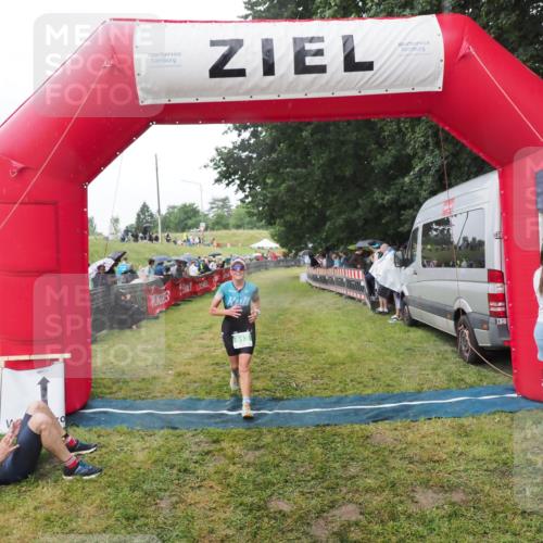 21.06.2025 - 27. Vierlanden-Triathlon MichiJ http://msf.ph/oto/8045531 15.06.2026 13:52:51 Ziel 913, 1140 meine-sportfotos.de