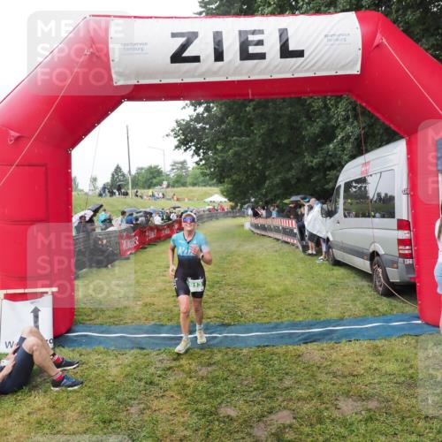 21.06.2025 - 27. Vierlanden-Triathlon MichiJ http://msf.ph/oto/8045535 15.06.2026 13:52:51 Ziel 913, 1140 meine-sportfotos.de