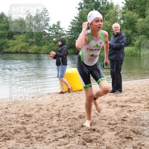 21.06.2025 - 27. Vierlanden-Triathlon Lena Gebhardt http://msf.ph/oto/8045542 15.06.2025 14:50:48 Schwimmen  meine-sportfotos.de