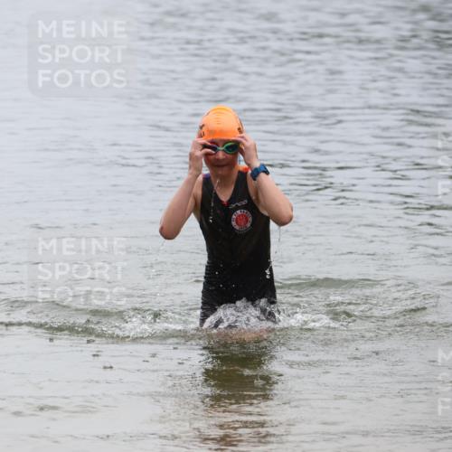 21.06.2025 - 27. Vierlanden-Triathlon Lena Gebhardt http://msf.ph/oto/8045545 15.06.2025 14:50:51 Schwimmen  meine-sportfotos.de