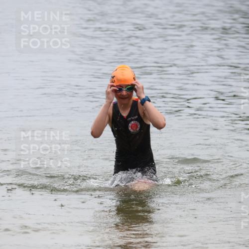 21.06.2025 - 27. Vierlanden-Triathlon Lena Gebhardt http://msf.ph/oto/8045549 15.06.2025 14:50:51 Schwimmen  meine-sportfotos.de