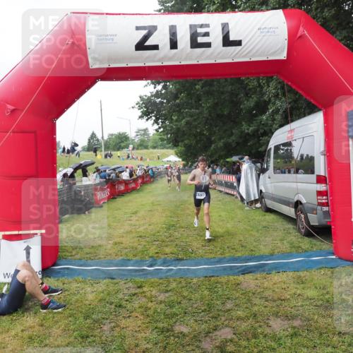 21.06.2025 - 27. Vierlanden-Triathlon MichiJ http://msf.ph/oto/8045552 15.06.2026 13:53:05 Ziel 1130, 1161 meine-sportfotos.de