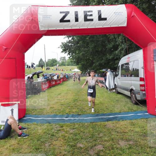 21.06.2025 - 27. Vierlanden-Triathlon MichiJ http://msf.ph/oto/8045556 15.06.2026 13:53:06 Ziel 48, 1130, 1161 meine-sportfotos.de