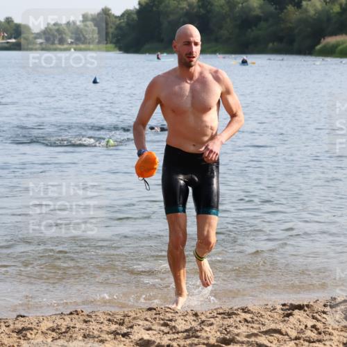 15.06.2025 - 27. Vierlanden-Triathlon Lena Gebhardt http://msf.ph/oto/8045559 15.06.2025 08:39:54 Schwimmen 3 meine-sportfotos.de