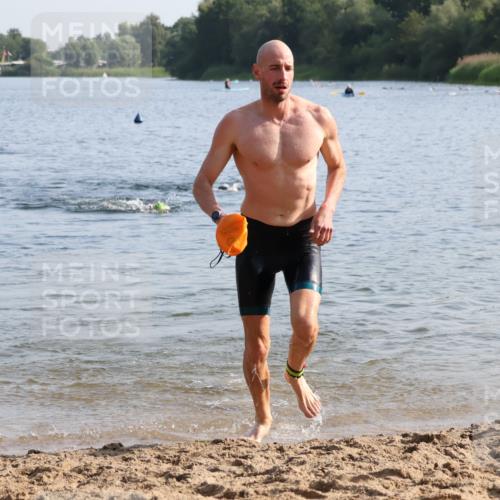 15.06.2025 - 27. Vierlanden-Triathlon Lena Gebhardt http://msf.ph/oto/8045563 15.06.2025 08:39:54 Schwimmen 3 meine-sportfotos.de