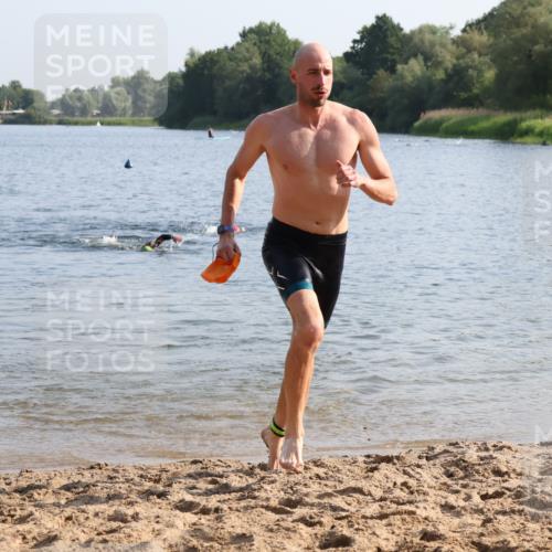 15.06.2025 - 27. Vierlanden-Triathlon Lena Gebhardt http://msf.ph/oto/8045567 15.06.2025 08:39:55 Schwimmen 3 meine-sportfotos.de