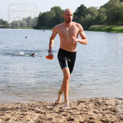 15.06.2025 - 27. Vierlanden-Triathlon Lena Gebhardt http://msf.ph/oto/8045571 15.06.2025 08:39:55 Schwimmen 3 meine-sportfotos.de