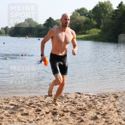 15.06.2025 - 27. Vierlanden-Triathlon Lena Gebhardt http://msf.ph/oto/8045574 15.06.2025 08:39:55 Schwimmen 3 meine-sportfotos.de