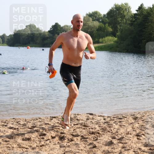 15.06.2025 - 27. Vierlanden-Triathlon Lena Gebhardt http://msf.ph/oto/8045578 15.06.2025 08:39:56 Schwimmen 3 meine-sportfotos.de