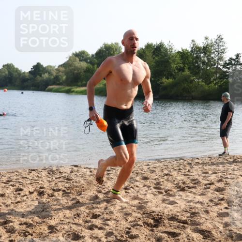 15.06.2025 - 27. Vierlanden-Triathlon Lena Gebhardt http://msf.ph/oto/8045582 15.06.2025 08:39:56 Schwimmen 3 meine-sportfotos.de