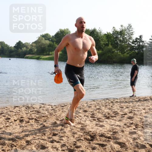 15.06.2025 - 27. Vierlanden-Triathlon Lena Gebhardt http://msf.ph/oto/8045586 15.06.2025 08:39:56 Schwimmen 3 meine-sportfotos.de
