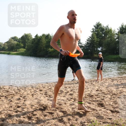 15.06.2025 - 27. Vierlanden-Triathlon Lena Gebhardt http://msf.ph/oto/8045590 15.06.2025 08:39:57 Schwimmen 3 meine-sportfotos.de