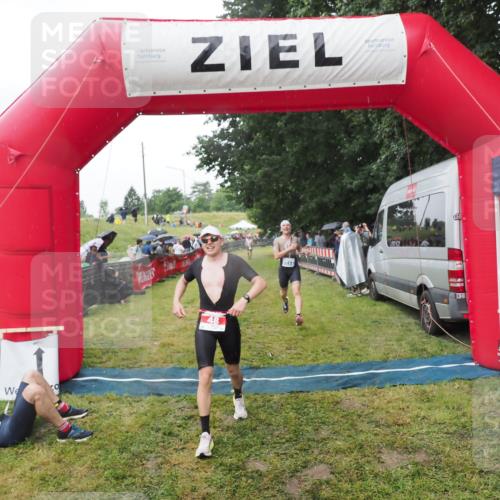 21.06.2025 - 27. Vierlanden-Triathlon MichiJ http://msf.ph/oto/8045591 15.06.2026 13:53:11 Ziel 48, 1128, 1130, 1161 meine-sportfotos.de