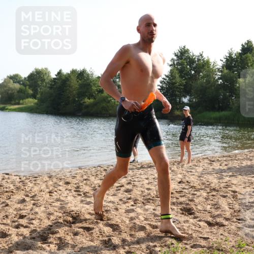 15.06.2025 - 27. Vierlanden-Triathlon Lena Gebhardt http://msf.ph/oto/8045594 15.06.2025 08:39:57 Schwimmen 3 meine-sportfotos.de