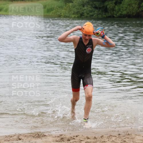 21.06.2025 - 27. Vierlanden-Triathlon Lena Gebhardt http://msf.ph/oto/8045596 15.06.2025 14:50:54 Schwimmen  meine-sportfotos.de