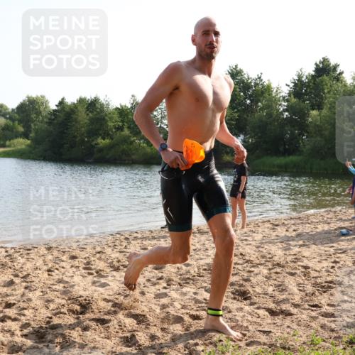 15.06.2025 - 27. Vierlanden-Triathlon Lena Gebhardt http://msf.ph/oto/8045598 15.06.2025 08:39:57 Schwimmen 3 meine-sportfotos.de