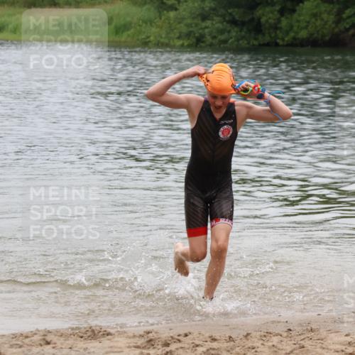 21.06.2025 - 27. Vierlanden-Triathlon Lena Gebhardt http://msf.ph/oto/8045600 15.06.2025 14:50:54 Schwimmen  meine-sportfotos.de