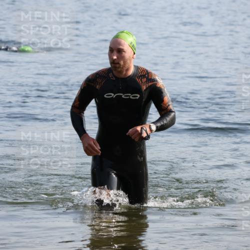 15.06.2025 - 27. Vierlanden-Triathlon Lena Gebhardt http://msf.ph/oto/8045602 15.06.2025 08:40:09 Schwimmen 67, 82 meine-sportfotos.de
