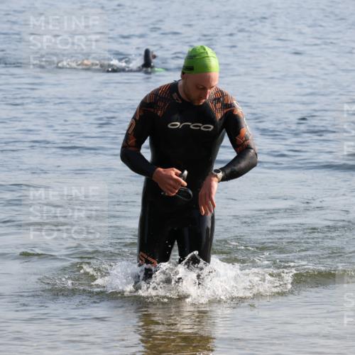 15.06.2025 - 27. Vierlanden-Triathlon Lena Gebhardt http://msf.ph/oto/8045609 15.06.2025 08:40:11 Schwimmen 67, 82 meine-sportfotos.de