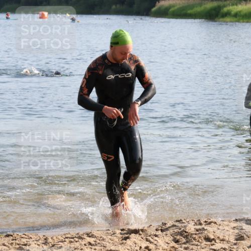 15.06.2025 - 27. Vierlanden-Triathlon Lena Gebhardt http://msf.ph/oto/8045621 15.06.2025 08:40:13 Schwimmen 67, 82 meine-sportfotos.de