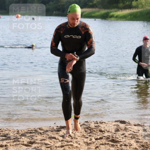 15.06.2025 - 27. Vierlanden-Triathlon Lena Gebhardt http://msf.ph/oto/8045628 15.06.2025 08:40:14 Schwimmen 67, 82 meine-sportfotos.de