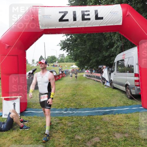 21.06.2025 - 27. Vierlanden-Triathlon MichiJ http://msf.ph/oto/8045636 15.06.2026 13:53:25 Ziel 115, 885, 957 meine-sportfotos.de
