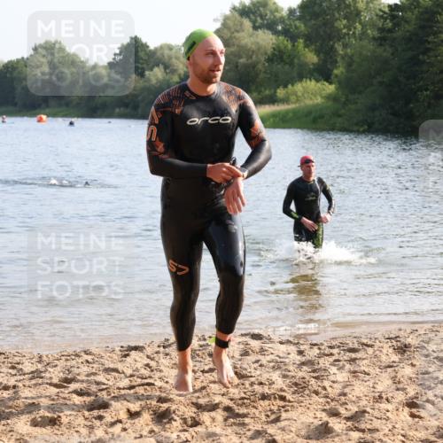 15.06.2025 - 27. Vierlanden-Triathlon Lena Gebhardt http://msf.ph/oto/8045637 15.06.2025 08:40:15 Schwimmen 67, 82 meine-sportfotos.de