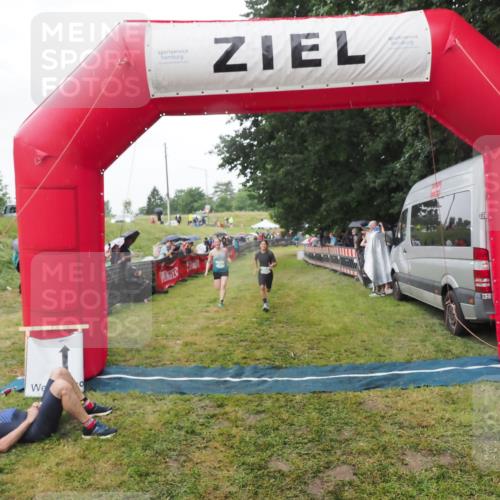 21.06.2025 - 27. Vierlanden-Triathlon MichiJ http://msf.ph/oto/8045642 15.06.2026 13:53:28 Ziel 115, 885, 957 meine-sportfotos.de