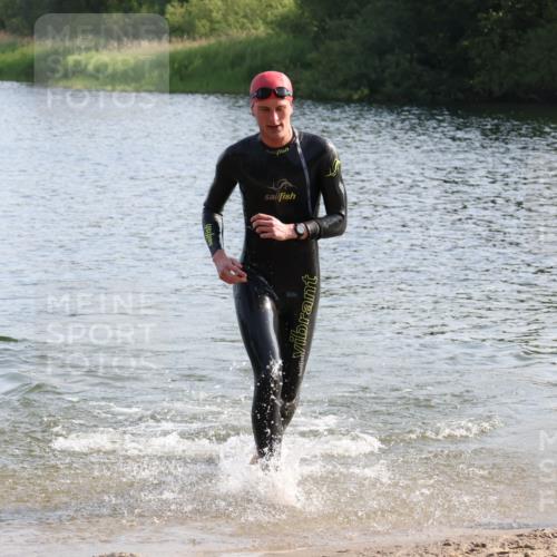 15.06.2025 - 27. Vierlanden-Triathlon Lena Gebhardt http://msf.ph/oto/8045653 15.06.2025 08:40:17 Schwimmen 67, 82 meine-sportfotos.de