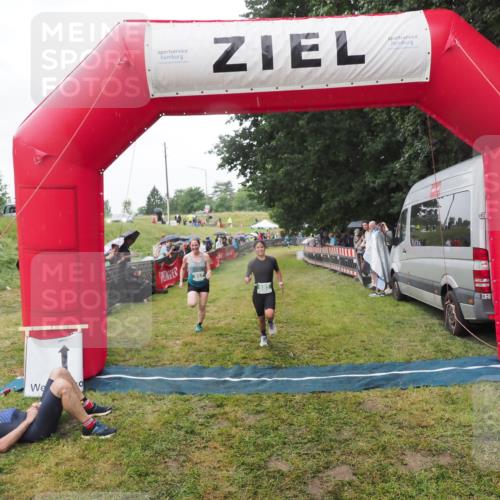 21.06.2025 - 27. Vierlanden-Triathlon MichiJ http://msf.ph/oto/8045654 15.06.2026 13:53:29 Ziel 115, 885, 957 meine-sportfotos.de