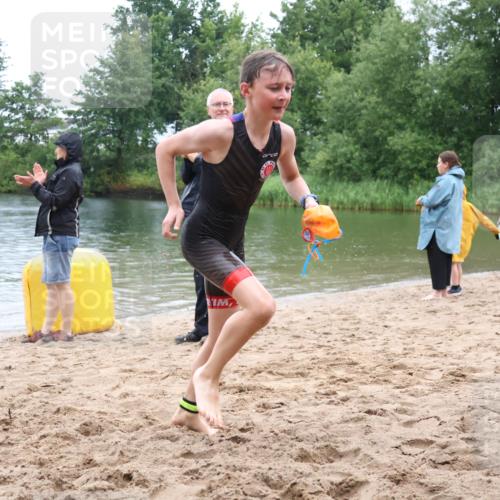 21.06.2025 - 27. Vierlanden-Triathlon Lena Gebhardt http://msf.ph/oto/8045655 15.06.2025 14:50:57 Schwimmen  meine-sportfotos.de