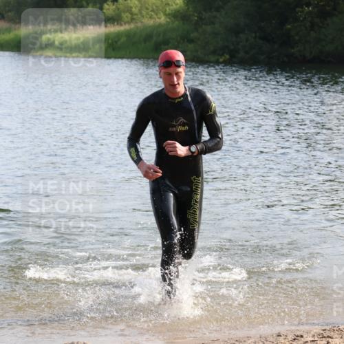 15.06.2025 - 27. Vierlanden-Triathlon Lena Gebhardt http://msf.ph/oto/8045657 15.06.2025 08:40:17 Schwimmen 67, 82 meine-sportfotos.de