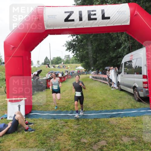21.06.2025 - 27. Vierlanden-Triathlon MichiJ http://msf.ph/oto/8045660 15.06.2026 13:53:29 Ziel 115, 885, 957 meine-sportfotos.de