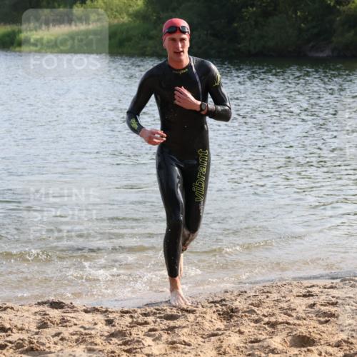 15.06.2025 - 27. Vierlanden-Triathlon Lena Gebhardt http://msf.ph/oto/8045661 15.06.2025 08:40:18 Schwimmen 67, 82 meine-sportfotos.de