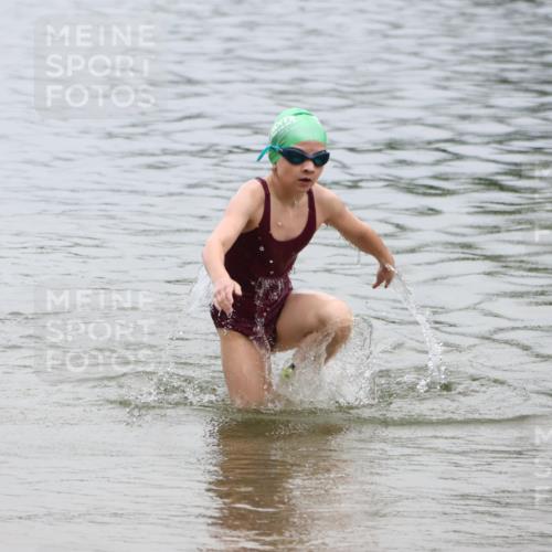 21.06.2025 - 27. Vierlanden-Triathlon Lena Gebhardt http://msf.ph/oto/8045663 15.06.2025 14:51:10 Schwimmen  meine-sportfotos.de
