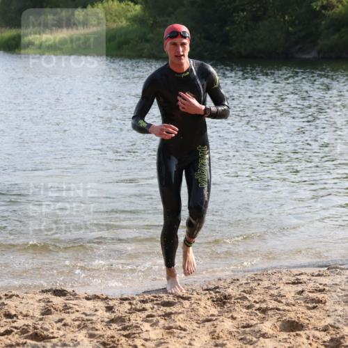 15.06.2025 - 27. Vierlanden-Triathlon Lena Gebhardt http://msf.ph/oto/8045664 15.06.2025 08:40:18 Schwimmen 67, 82 meine-sportfotos.de