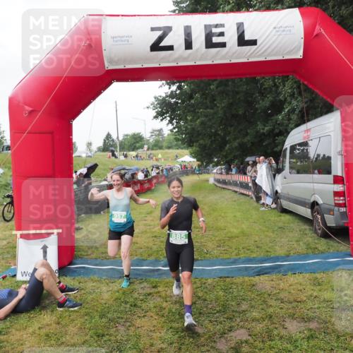 21.06.2025 - 27. Vierlanden-Triathlon MichiJ http://msf.ph/oto/8045667 15.06.2026 13:53:29 Ziel 115, 885, 957 meine-sportfotos.de